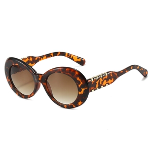 Lunettes de soleil ovales tendance 2025 pour femmes avec monture léopard et verres dégradés