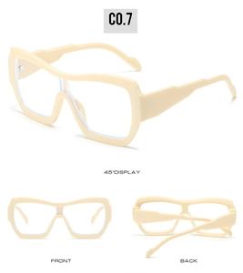 Detailansicht der cremeweißen Oversize-Schild-Sonnenbrille mit breiten Bügeln und Modell C0.7