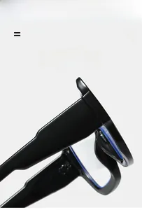 Detailansicht der schwarzen Brille mit flexiblen und leichten Bügelscharnieren