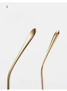 Detail of curved golden metal temples with ergonomic design for rimless sunglasses