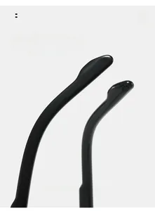 Nahaufnahme der ergonomisch geschwungenen Brillenbügel der modischen schwarzen Sonnenbrille