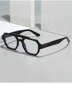 Dettaglio montatura aviator nera opaca a doppio ponte con texture esagonale