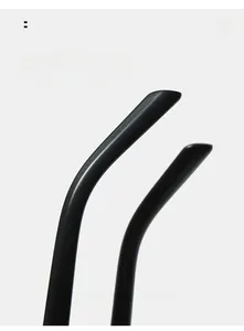 Dettaglio delle stanghette ergonomiche curve per occhiali da sole neri opachi comodi