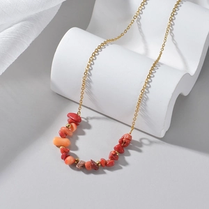 Collier en acier inoxydable de style français avec pierres colorées sur support ondulé