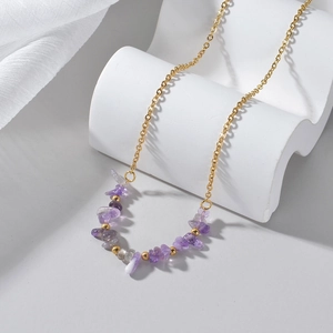 Collier en acier inoxydable de style français avec pierres violettes et perles dorées