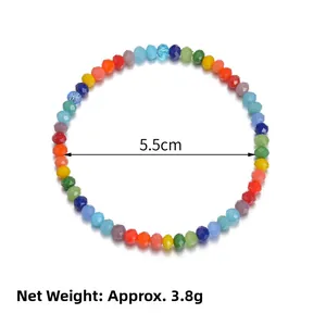 Dettaglio macro del bracciale di perle sfaccettate colorate diametro di 5,5 cm