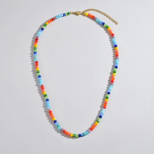 Dettaglio della collana con perle sfaccettate arcobaleno e chiusura a moschettone dorata