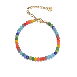 Dettaglio macro del bracciale con perline colorate, catena estensibile in acciaio dorato e tag