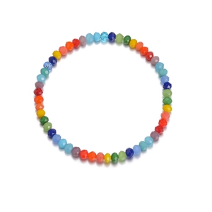 Dettaglio macro di perle di cristallo sfaccettate colorate su bracciale in acciaio inox