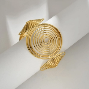 Bracelet jonc spirale évidé en acier inoxydable doré avec design géométrique moderne