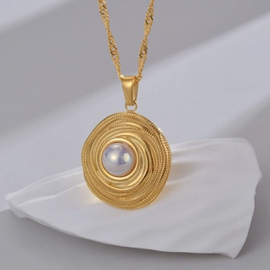 Elegante goldene Spiralanhänger-Halskette mit weißer Perle auf minimalistischem Stein