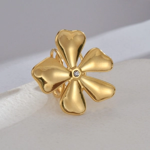 Chic gold flower ring with heart-shaped petals and a sparkling center zircon stone