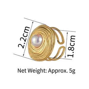 Bague ajustable en acier doré avec disque texturé et perle blanche pour femmes
