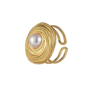 Bague dorée à texture spirale avec perle centrale irisée et anneau ouvert ajustable