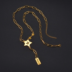 Collier personnalisé doré avec pendentif étoile et plaque au nom de Maria gravée