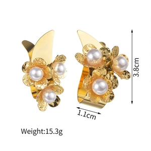 Golden flower earrings with pearls and hammered texture, size 3.8cm, weight 15.3g