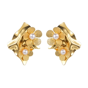 Golden flower earrings with pearls and irregular wave base in vintage stainless steel style