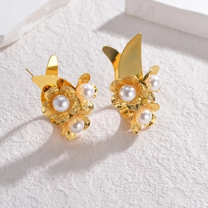 Vintage floral pearl stud earrings in gold metal with hammered texture and white pearls