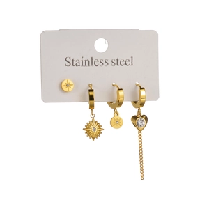 Goldenes Edelstahl-Ohrring-Set mit Sternanhängern und Herzquaste auf einer Displaykarte