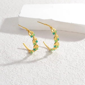 Orecchini a lobo foglia d'oro con perline verdi in un design a vite intrecciata