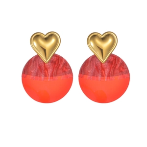 Orecchini a cuore minimalisti con resina marmorizzata rosa e pendente tondo arancione