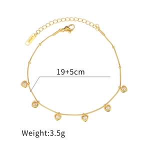 Goldenes Herz-Armband aus Edelstahl mit Zirkonia-Anhängern auf weißem Hintergrund