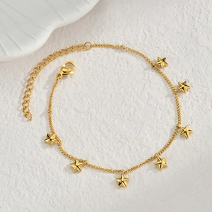 Detail eines goldenen Sternanhänger-Armbands mit Karabinerverschluss und Gliederkette