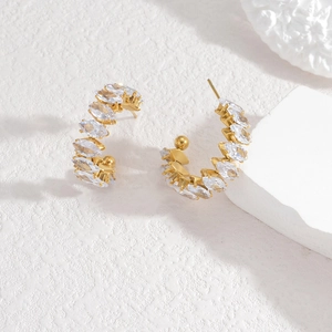 Orecchini a cerchio a C placcati in oro con zirconi marquise stile minimalista