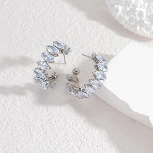 Eleganti orecchini a cerchio a C in argento con pietre di zirconi cubici a taglio marquise