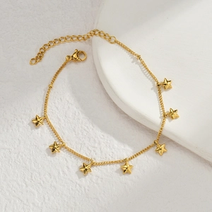 Eleganteres goldenes Edelstahl-Armband mit sieben Sternanhängern auf weißem Hintergrund
