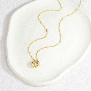 Collier minimaliste en acier inoxydable doré avec pendentif rond géométrique et diamant
