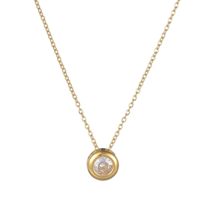 Collier minimaliste en acier doré avec pendentif rond en zircon sur fond blanc pur