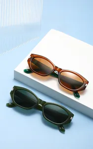 Gros plan de lunettes de soleil vintage œil-de-chat en marron ambré et vert olive