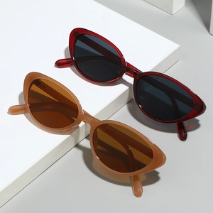Retro small cat-eye sunglasses in transparent red and amber frames for fashion women