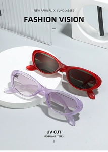 Vue détaillée de lunettes de soleil ovales rouges et violettes avec protection UV