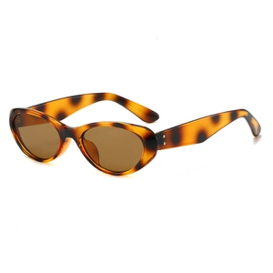 Lunettes de soleil ovales en écaille de tortue avec verres bruns et accents argentés