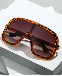 Gros plan sur des lunettes de soleil oversize écaille avec charnières en métal doré