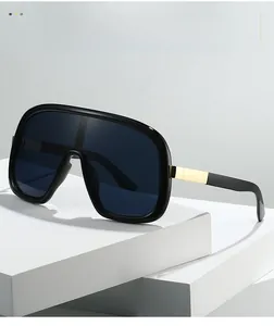 Vue détaillée de lunettes de soleil shield avec monture noire et détails métalliques dorés