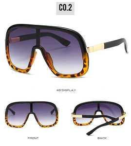 Vues sous trois angles de lunettes de soleil masque écaillées à verres dégradés violets