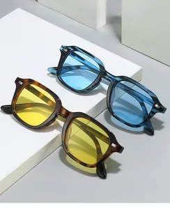 Gros plan de lunettes d'ordinateur carrées en écaille et bleu translucide exposées