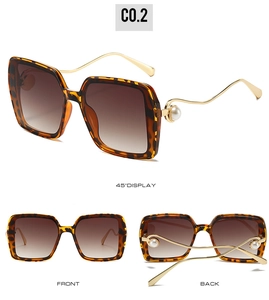 Mehrfachansichten der quadratischen Sonnenbrille in Schildpatt mit goldenen Perlenbügeln