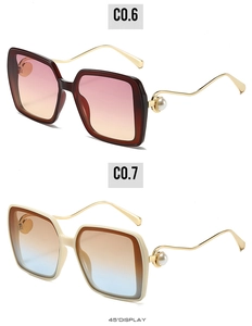 Detailansicht der eckigen Sonnenbrille mit goldenen Wellenbügeln und Perlen in C0.6 und C0.7