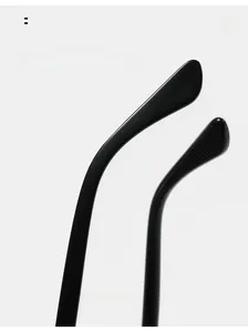Gros plan des branches de lunettes noires brillantes avec texture antidérapante