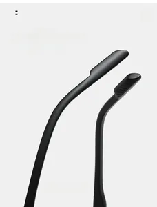 Dettaglio delle stanghette ergonomiche opache nere con finiture in lega di zinco per occhiali