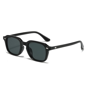 Lunettes de soleil noires carrées classiques avec verres gris et rivets métalliques argentés