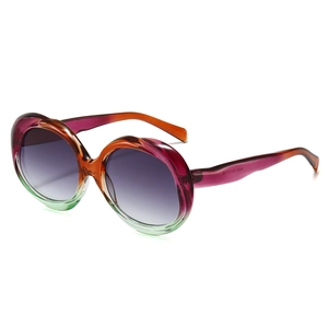 Lunettes de soleil ovales à monture dégradée colorée et verres violets, vue à 45 degrés