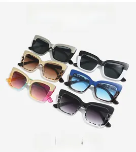 Grille détaillée de lunettes de soleil carrées en six coloris avec verres dégradés