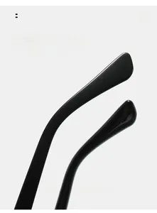 Détail des branches incurvées noires sur des lunettes de soleil carrées confortables