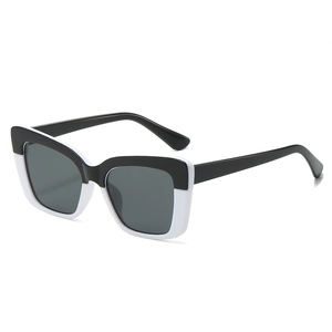 Lunettes de soleil carrées bicolores avec monture noir et blanc et verres gris foncé