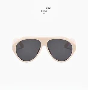 Detailansicht der großen beige Pilotenbrille mit dunkelgrauen Gläsern und glatter Optik